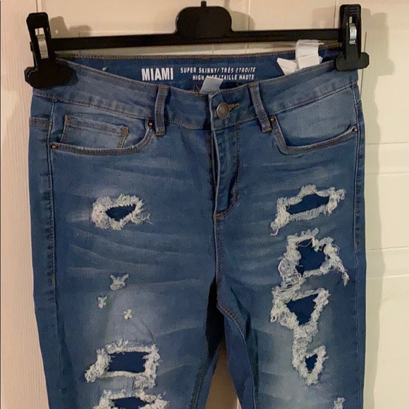 Jeans with patched holes - Picture 1 of 2